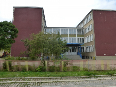 Das 1975 gebaute Schulgebäude, Foto Mittank 9/2014